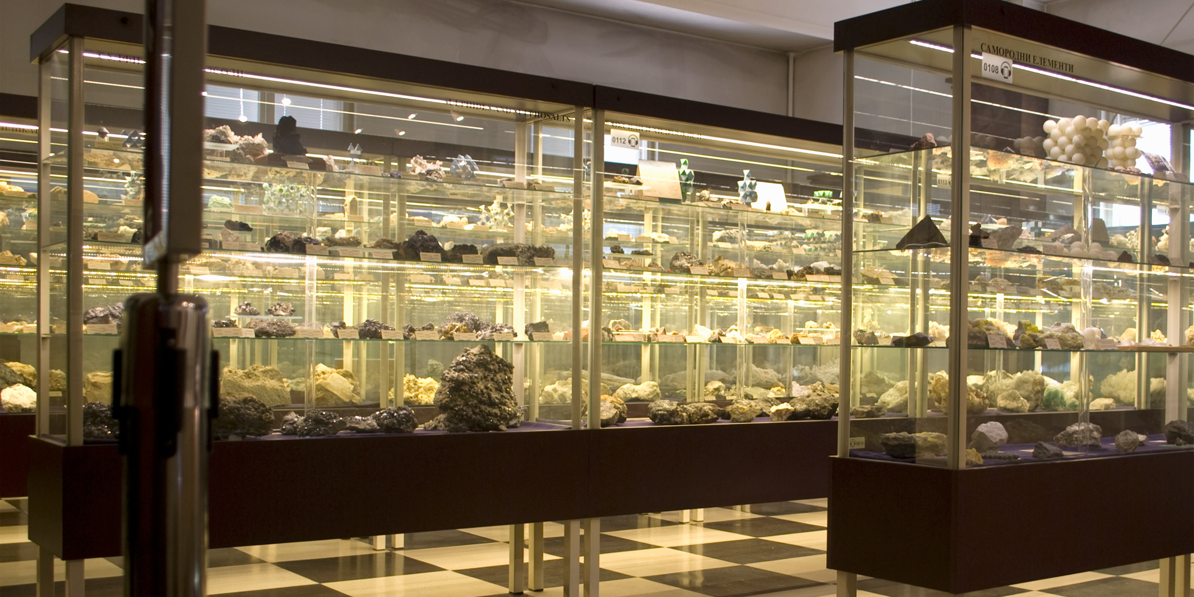 Hall 1 - Mineralogy [Systematics of minerals]. Photo: (c) NMNHS